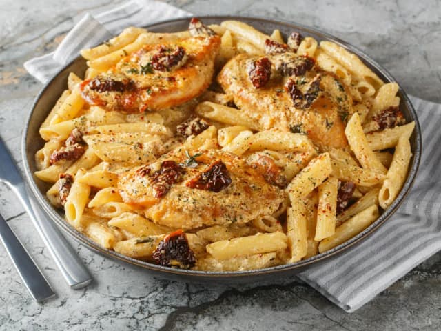 Penne con pollo - prosty przepis na pyszne danie, które zaskoczy Penne con pollo - prosty przepis na pyszne danie, które zaskoczy