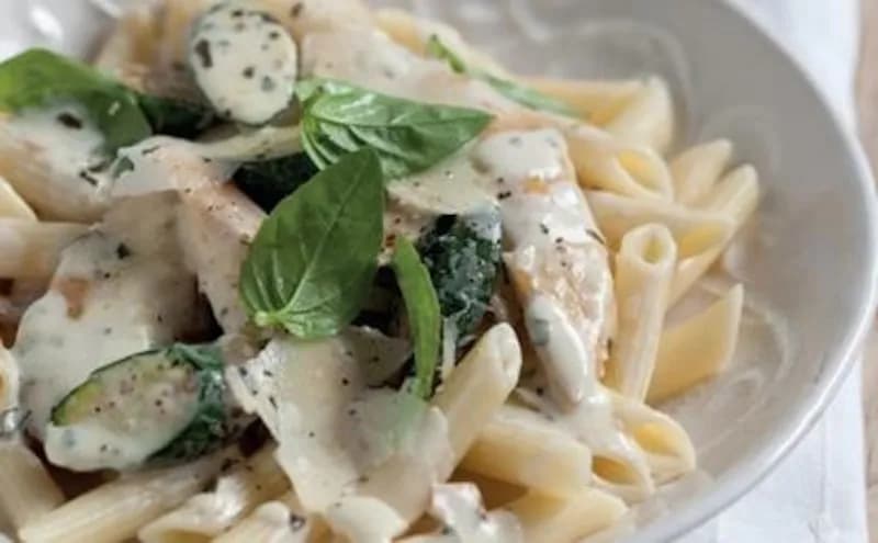 Lekki makaron penne z cukinią – szybki przepis na wegetariański obiad Lekki makaron penne z cukinią – szybki przepis na wegetariański obiad