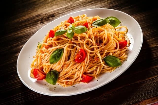 Szybkie spaghetti z pomidorów z puszki – łatwy przepis na obiad Szybkie spaghetti z pomidorów z puszki – łatwy przepis na obiad