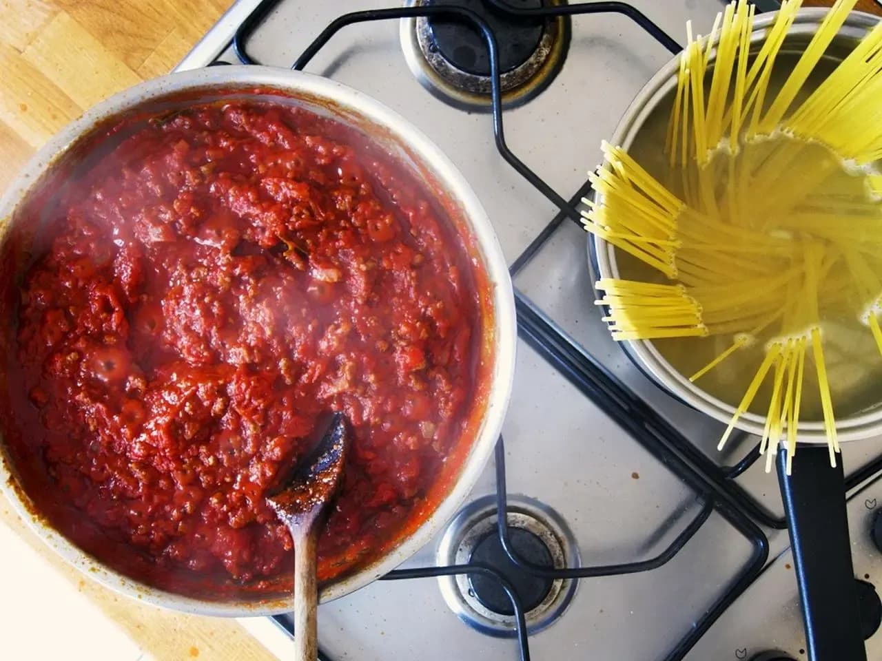 Jak zrobić idealny sos do spaghetti - przepisy i porady na każdą okazję Jak zrobić idealny sos do spaghetti - przepisy i porady na każdą okazję