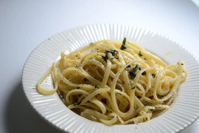 Penne aglio olio – prosty przepis na szybkie i pyszne danie Penne aglio olio – prosty przepis na szybkie i pyszne danie