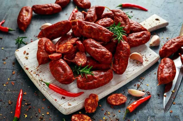 Przepisy na kiełbasę chorizo, które zaskoczą Twoich gości Przepisy na kiełbasę chorizo, które zaskoczą Twoich gości