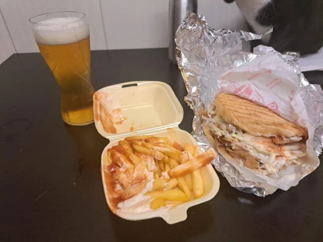 Ile kcal ma kebab z frytkami? Zaskakujące informacje o kaloriach Ile kcal ma kebab z frytkami? Zaskakujące informacje o kaloriach