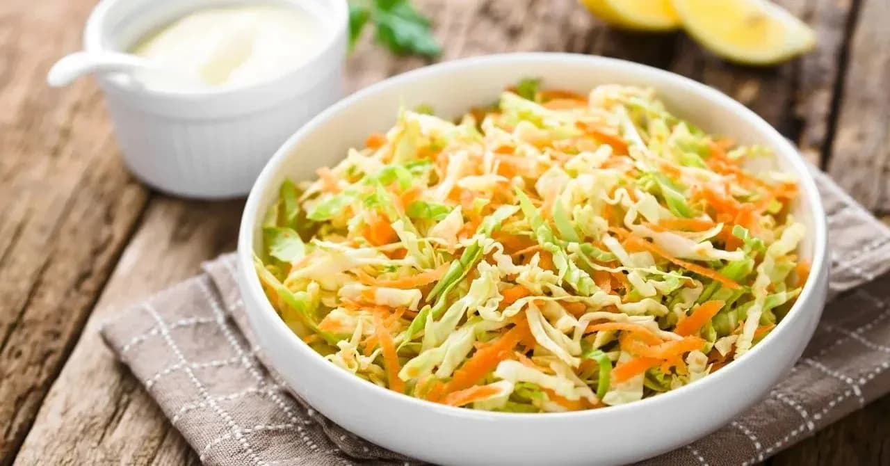 Jak przygotować surówkę z białej kapusty jak w restauracji, aby zachwycała smakiem Jak przygotować surówkę z białej kapusty jak w restauracji, aby zachwycała smakiem