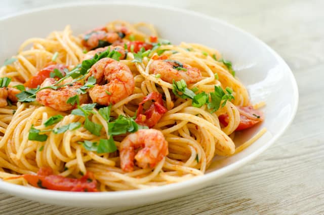 Szybkie i pyszne spaghetti z krewetkami na romantyczną kolację Szybkie i pyszne spaghetti z krewetkami na romantyczną kolację