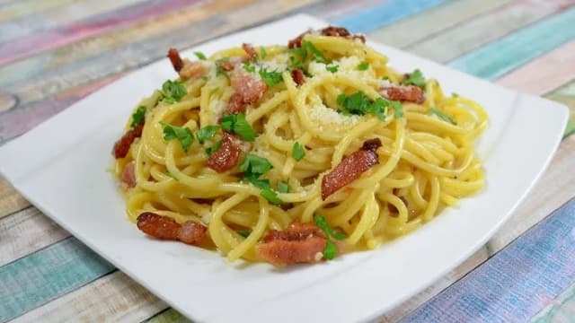 Pyszne spaghetti carbonara z kurczakiem w 40 minut – idealne dla rodziny Pyszne spaghetti carbonara z kurczakiem w 40 minut – idealne dla rodziny