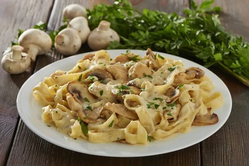 Szybkie i proste penne w sosie pieczarkowym – idealne na obiad Szybkie i proste penne w sosie pieczarkowym – idealne na obiad
