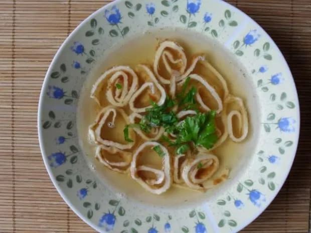 Jaką zupę do naleśników wybrać, by zaskoczyć gości smakiem? Jaką zupę do naleśników wybrać, by zaskoczyć gości smakiem?